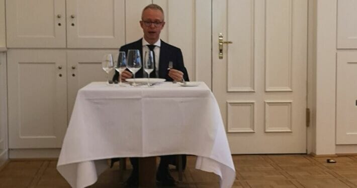 Serviette richtig benutzen kniggebenefit.de 4 Business Knigge Kurs Tischmanieren Michael Mayer