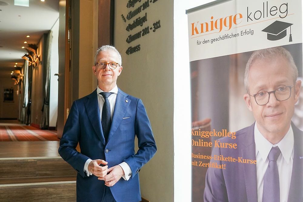 "Du oder Sie" - Radiointerview rt1 Augsburg kniggebenefit.de 2 Business Knigge Kurse mit Michael Mayer von Kniggebenefit und im Kniggekolleg