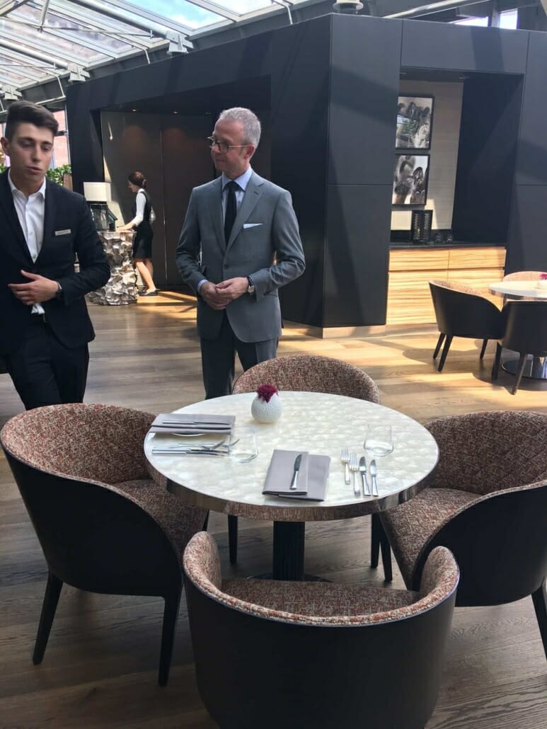 Business-Knigge - Höflichkeit wirkt kniggebenefit.de 2 Business-Knigge - Höflichkeit wirkt kniggebenefit.de 1